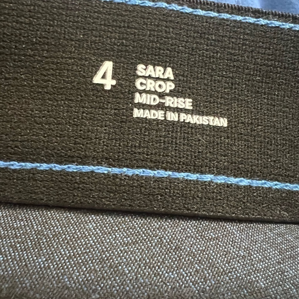 Liz Claiborne Sara Crop Pants Size 4 Signature Blue Mid Rise Slimming Stretch - Picture 11 of 11